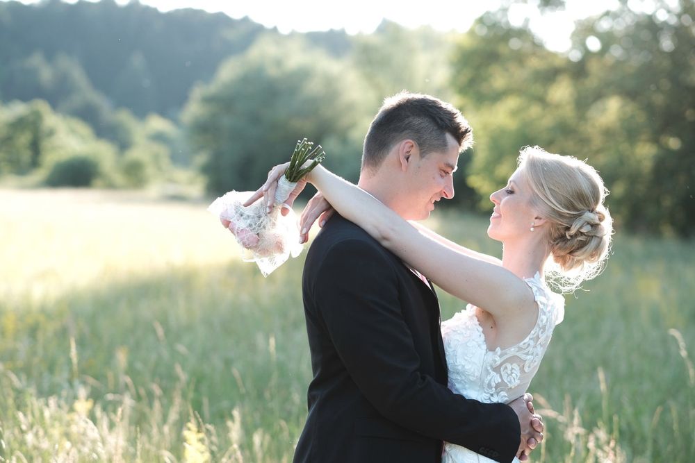 Romantično fotografiranje poroke v naravi v Kostanjevici na Krki – profesionalni poročni fotograf Foto Colarič Krško Posavje.