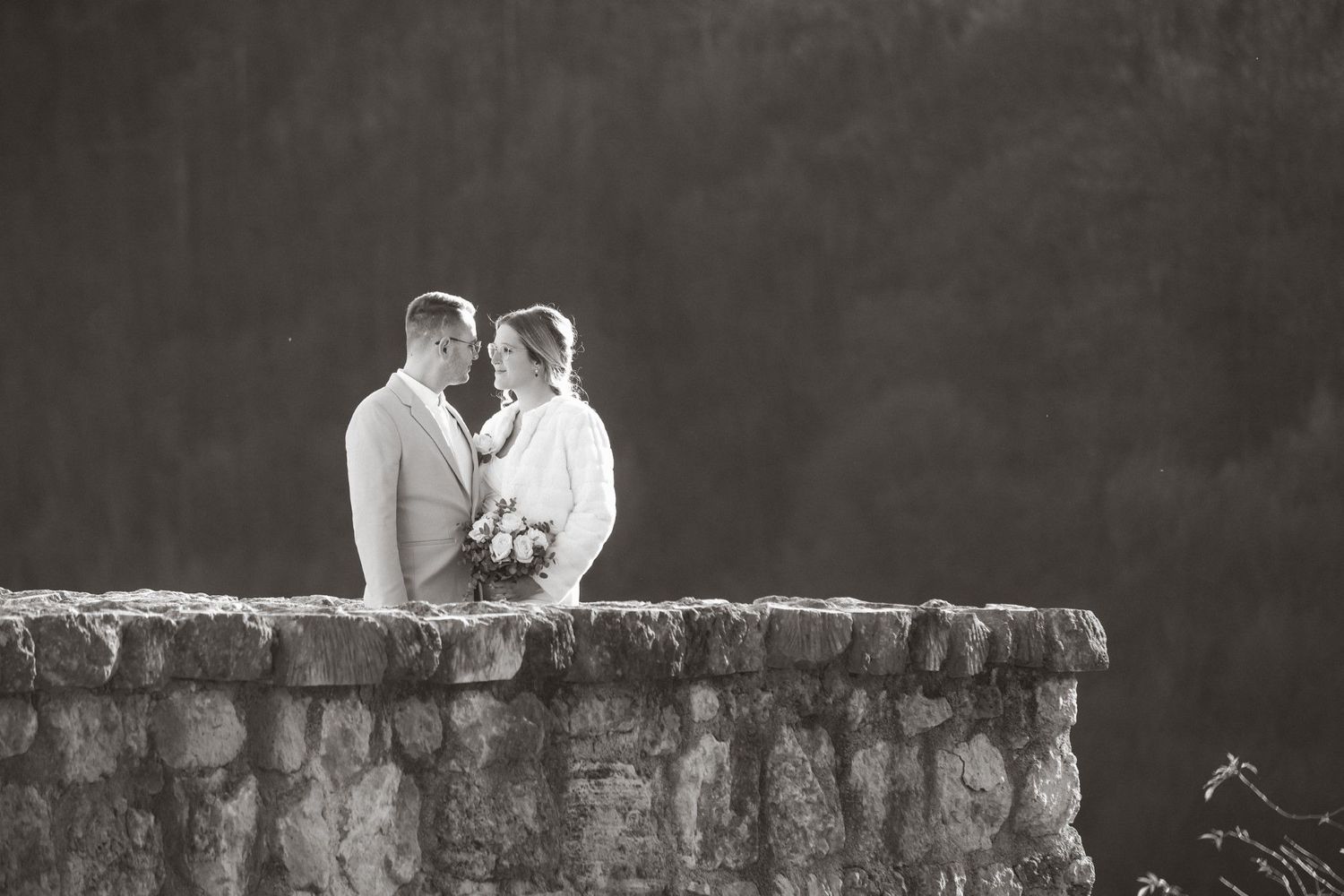 Črno-bela poročna fotografija para na gradu Rajhenburg v Brestanici – poročni fotograf Posavje.