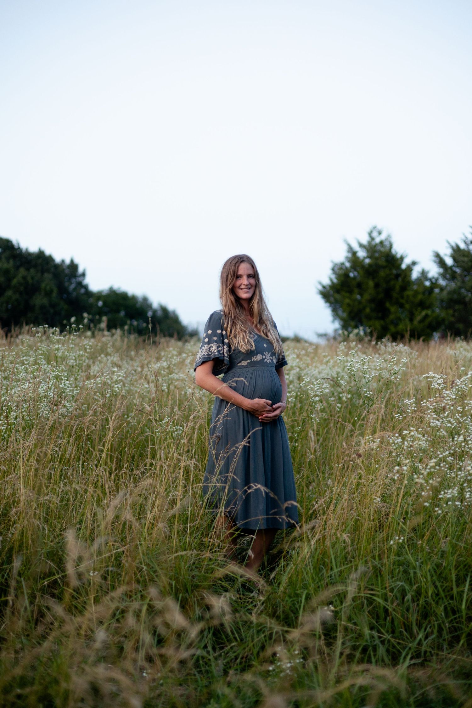 ozark mo maternity photos in a field