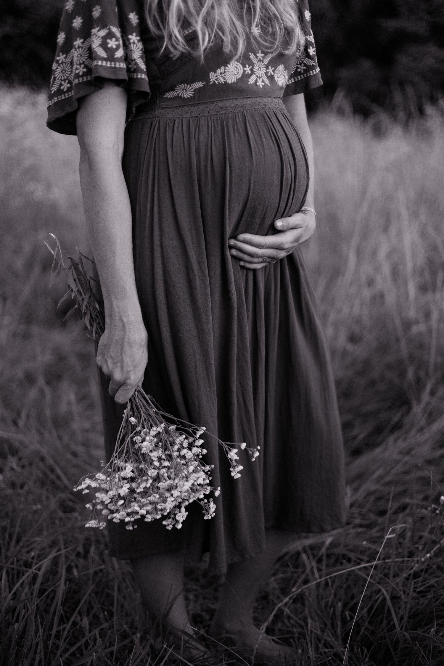 springfield mo maternity photos in a field
