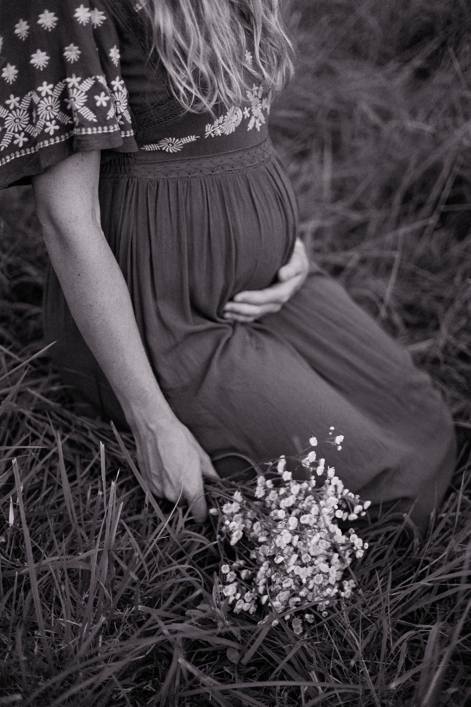 springfield mo maternity shoot in a field