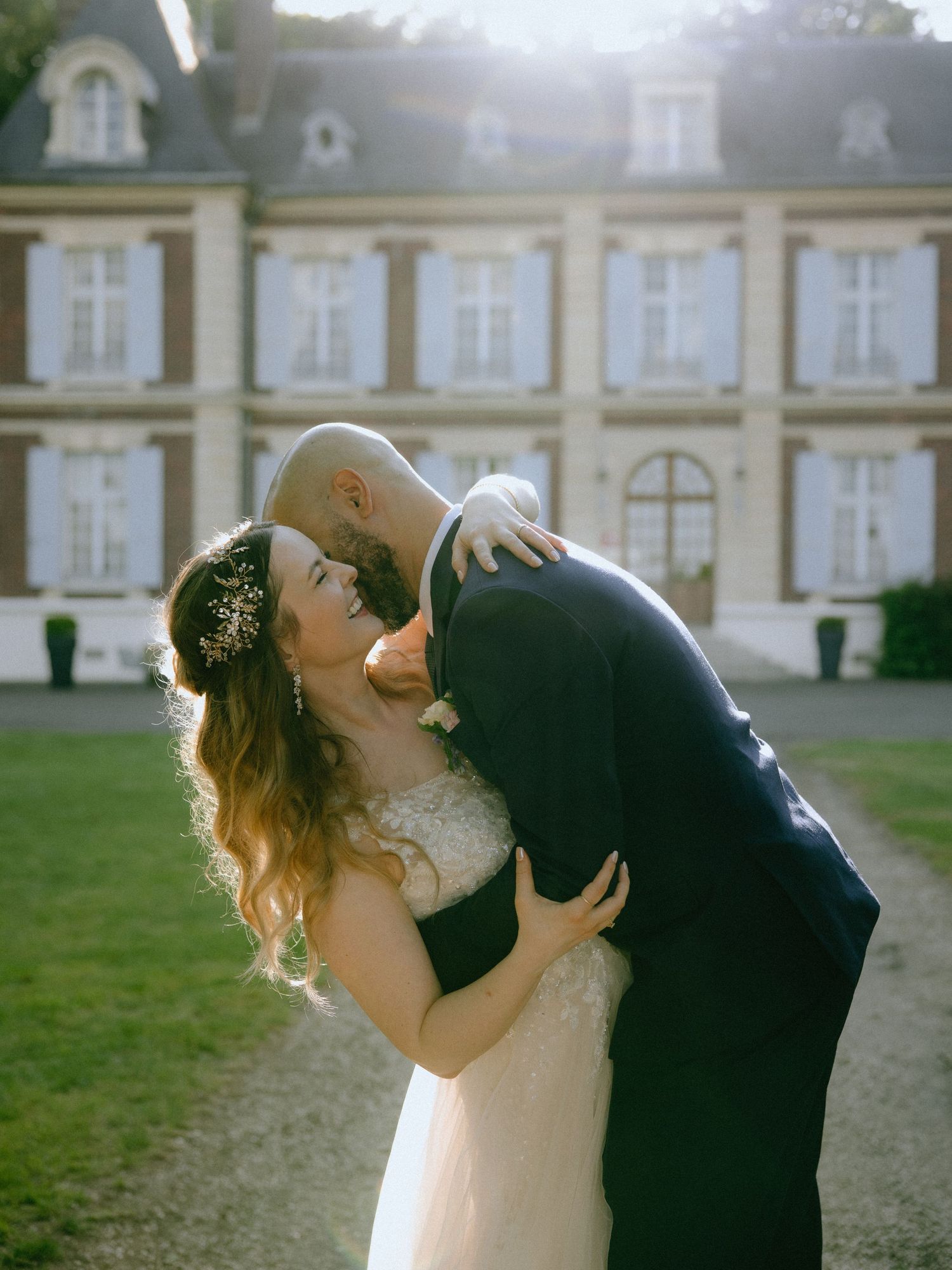 Découvrez le mariage élégant de Laura et Leandro au Château de l'Hermitage à Ennery, immortalisé par Julie Fox, photographe de mariage
