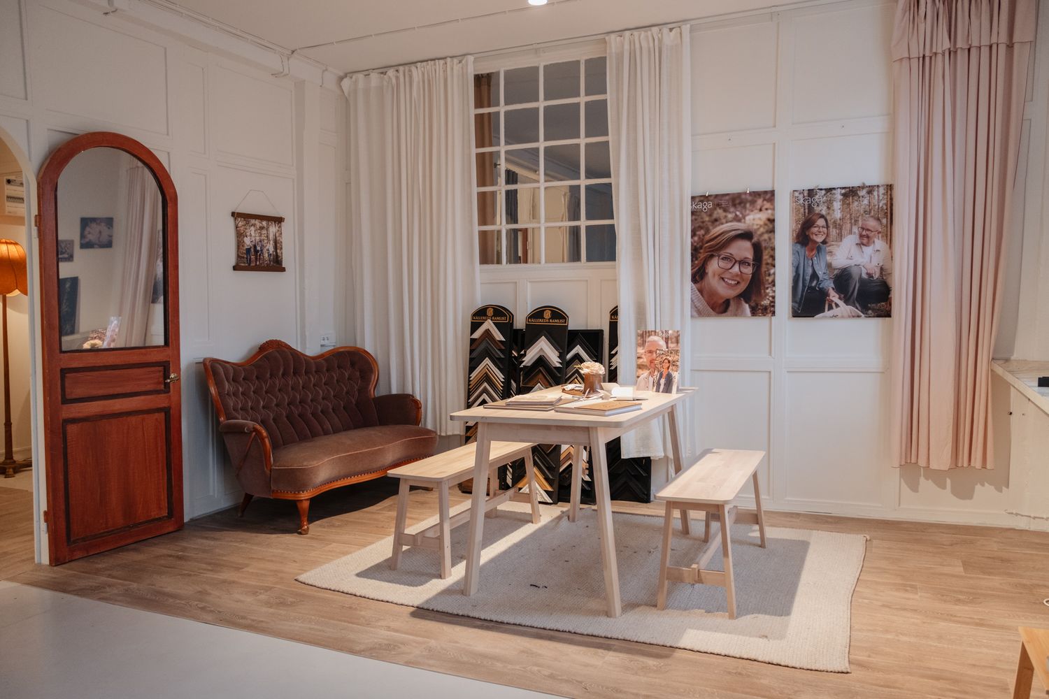 Ett ljust fint rum med plats för olika fotograferingar