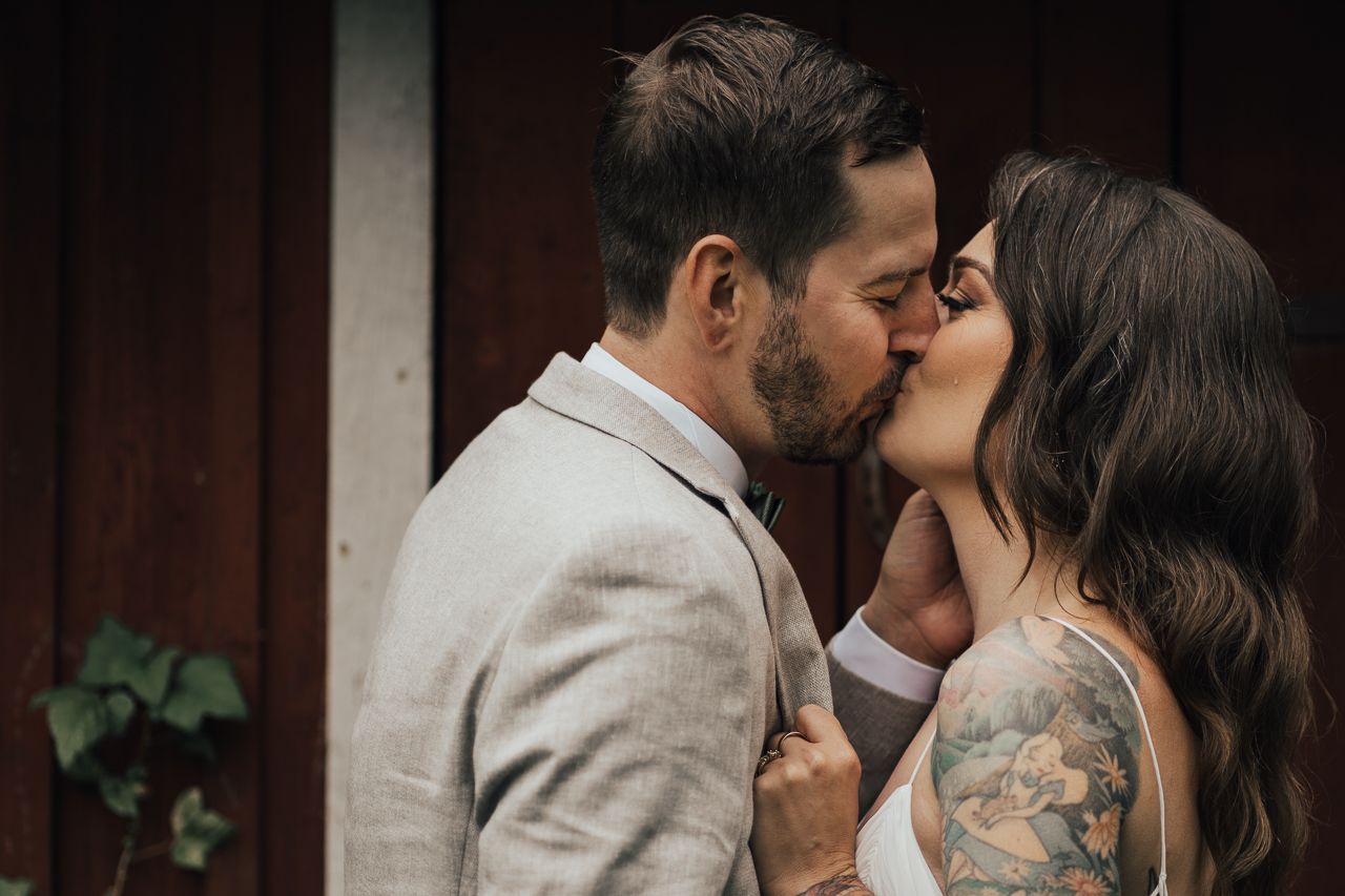 Bröllopsfotografering där par kysser varandra i Eskilstuna.