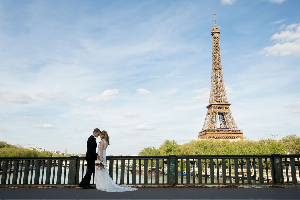 Wide wedding couple photo at the Eiffel tower by Julien LB Photography Paris