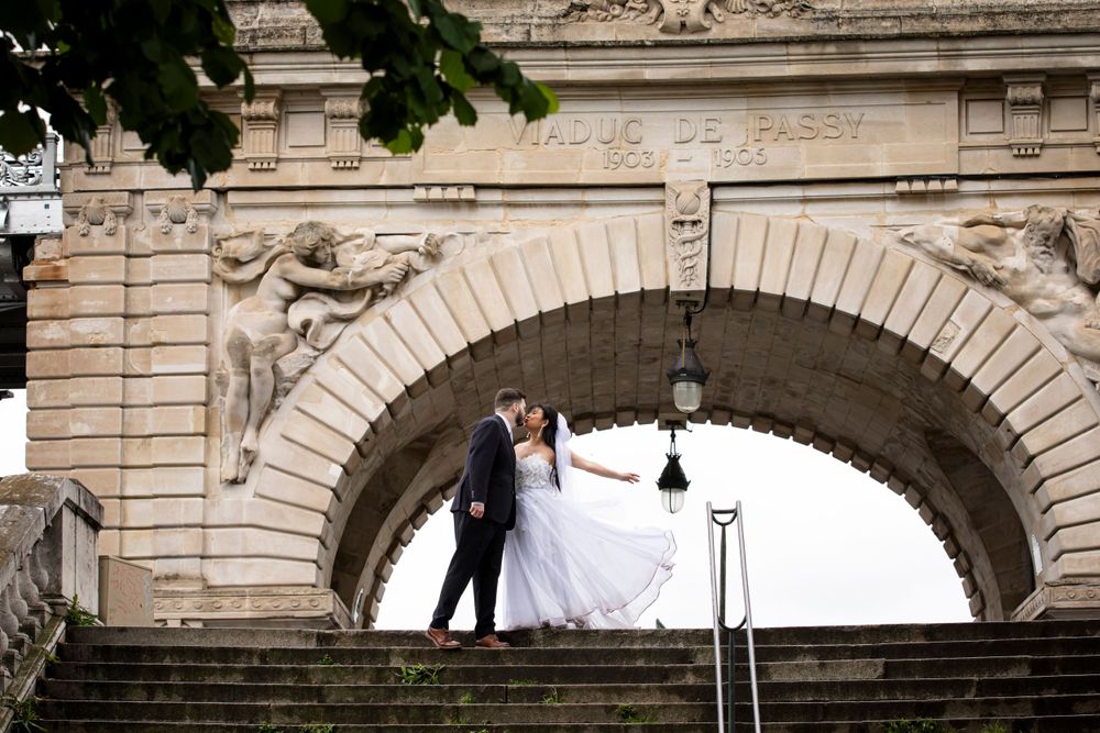 Stunning photos of a bride dancing with a groom in Paris at the bridge Bir -Hakeim, wedding photography by Julien LB Photography Paris
