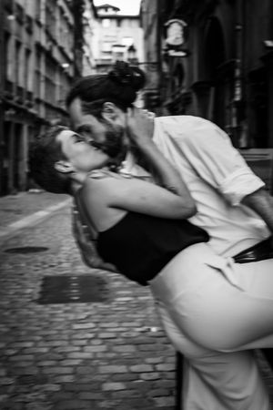 Photo prise par Marie Defélix photography, photographe de portrait, couple et mariage à Bordeaux et Grenoble. Couple lyonnais en noir&blanc.