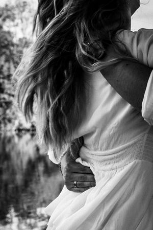 Photo prise par Marie Defélix photography, photographe de portrait, couple et mariage à Bordeaux et Grenoble. Détails calin en noir&blanc