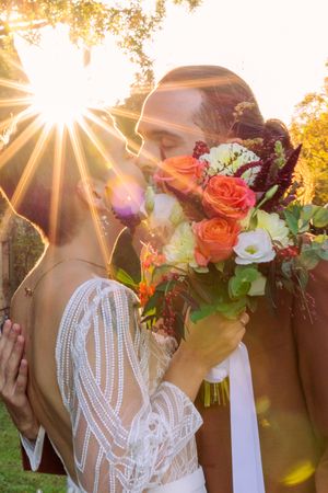 Photo prise par Marie Defélix photography, photographe de portrait, couple et mariage à Bordeaux et Grenoble. Mariés sunset en Automne