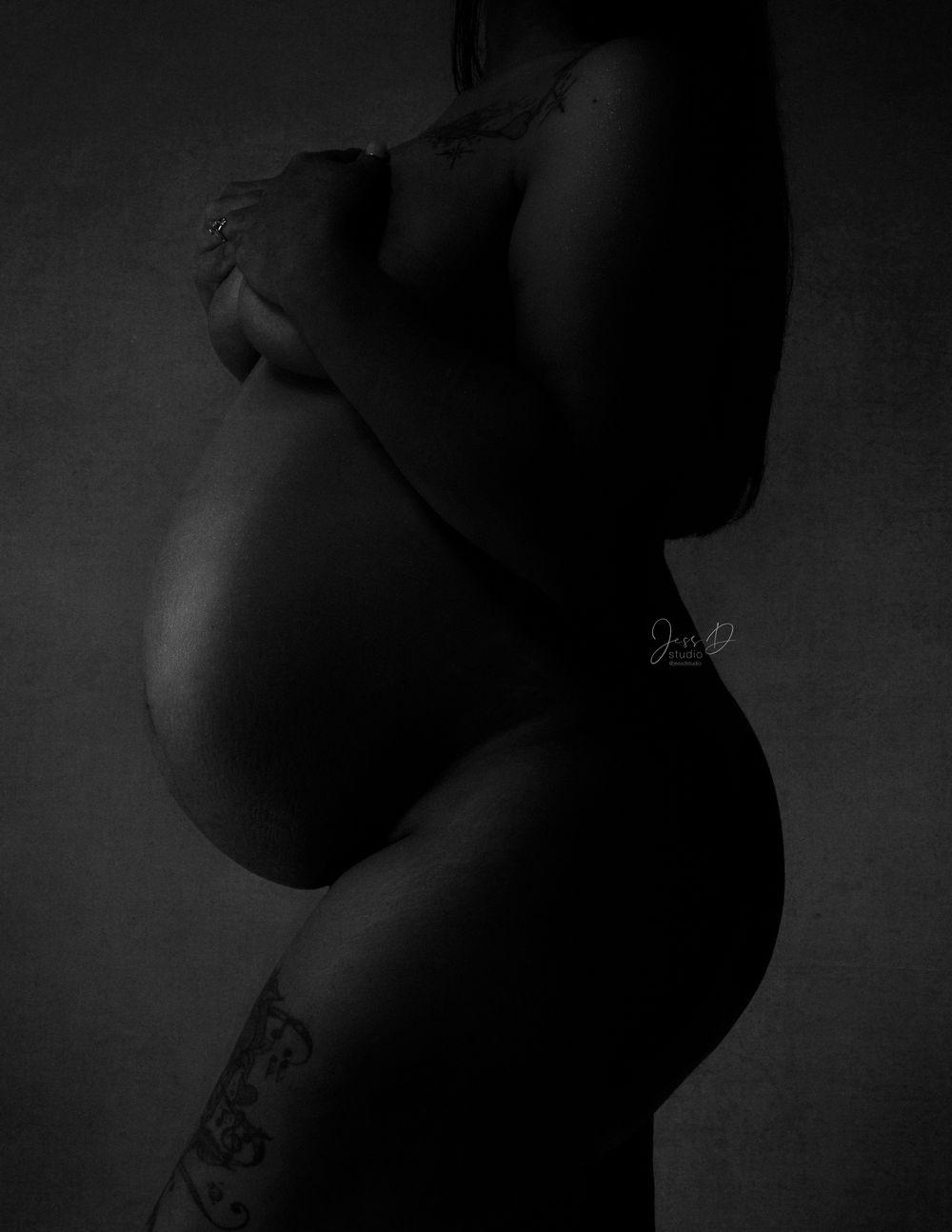 Black and white image of mother to be.