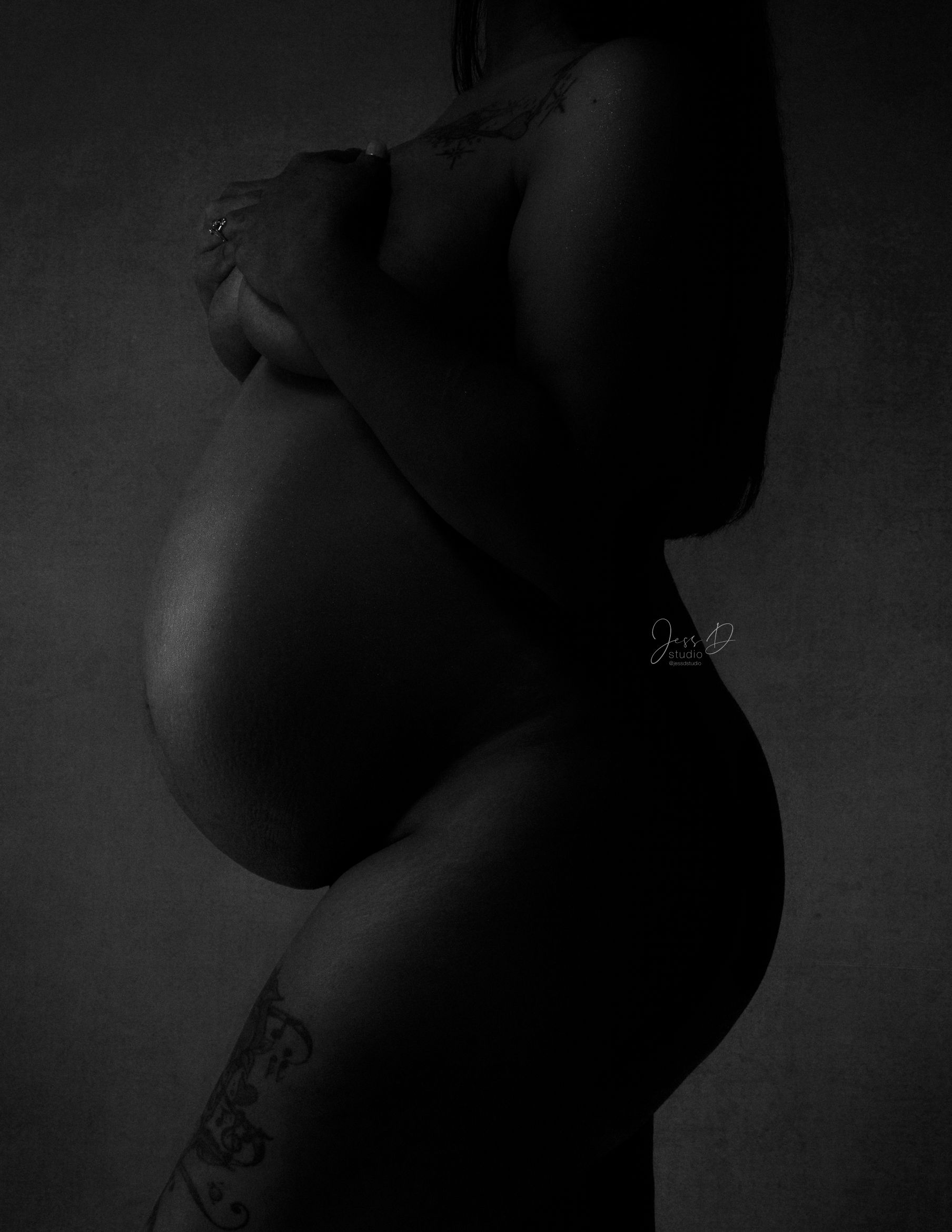 Black and white image of mother to be.