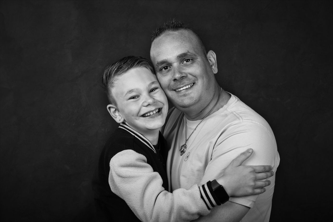 Fine-art portret op donkere achtergrond in studio, portretfotografie Breda