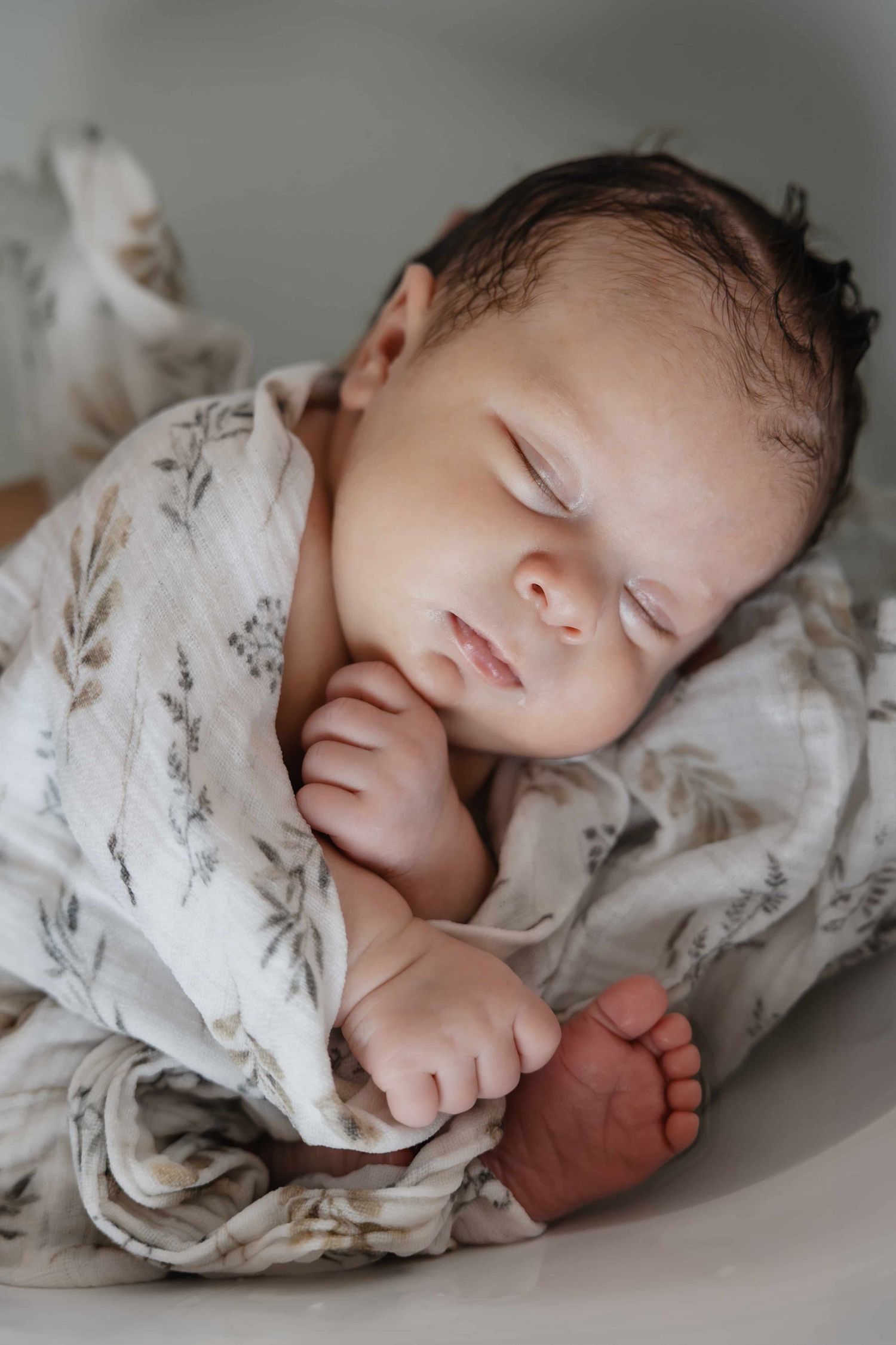 Bebe detendu super zen pendant un therapeutique bain bebe image de Nathalie Klein photographe famille maternite