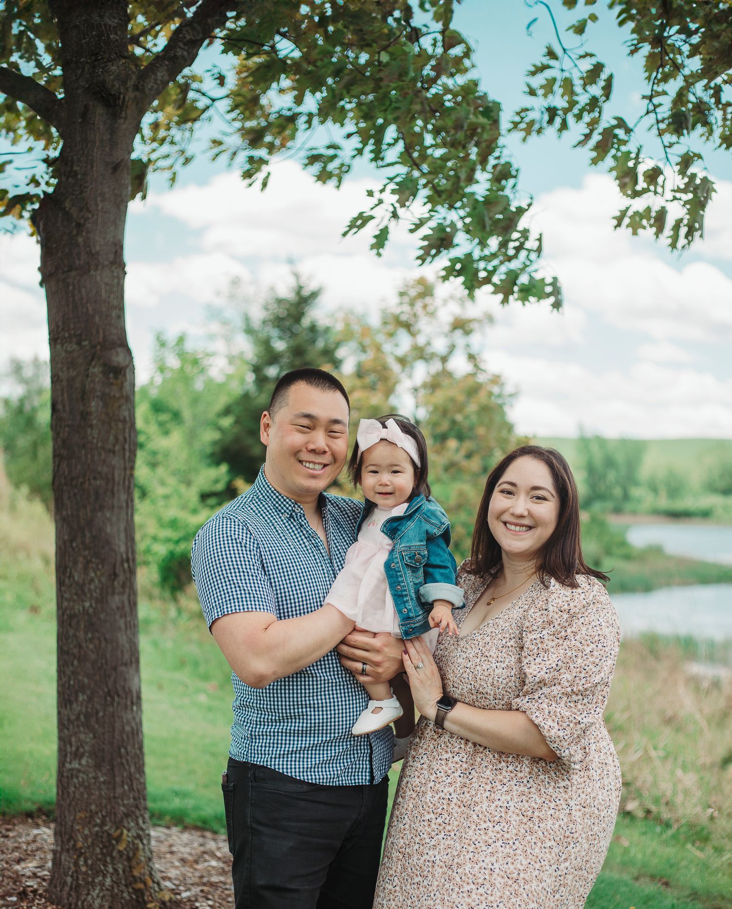 mom, dad and baby outdoor family picture, family photographer in schaumburg