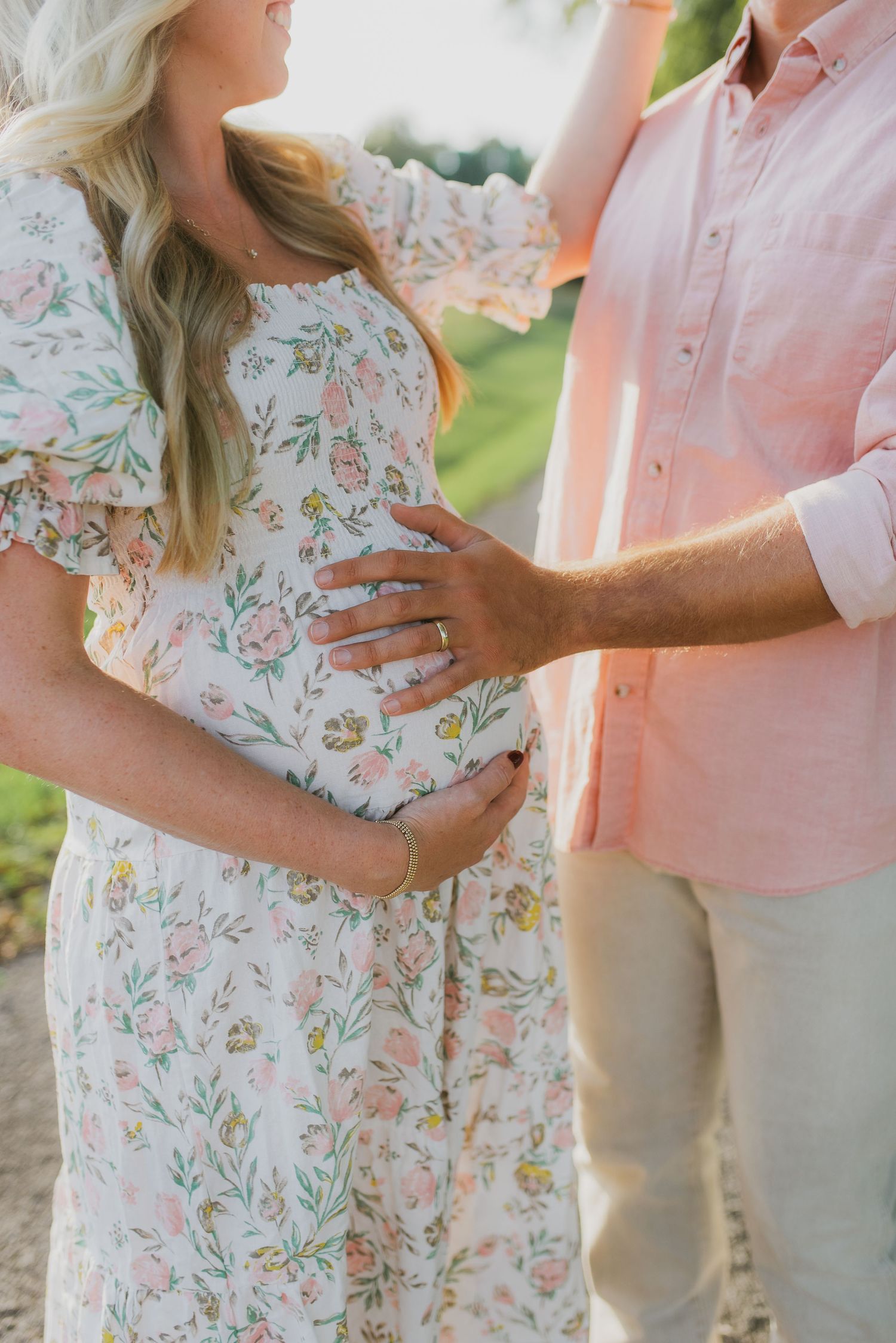 maternity photos Knoxville outdoor relaxed sweet