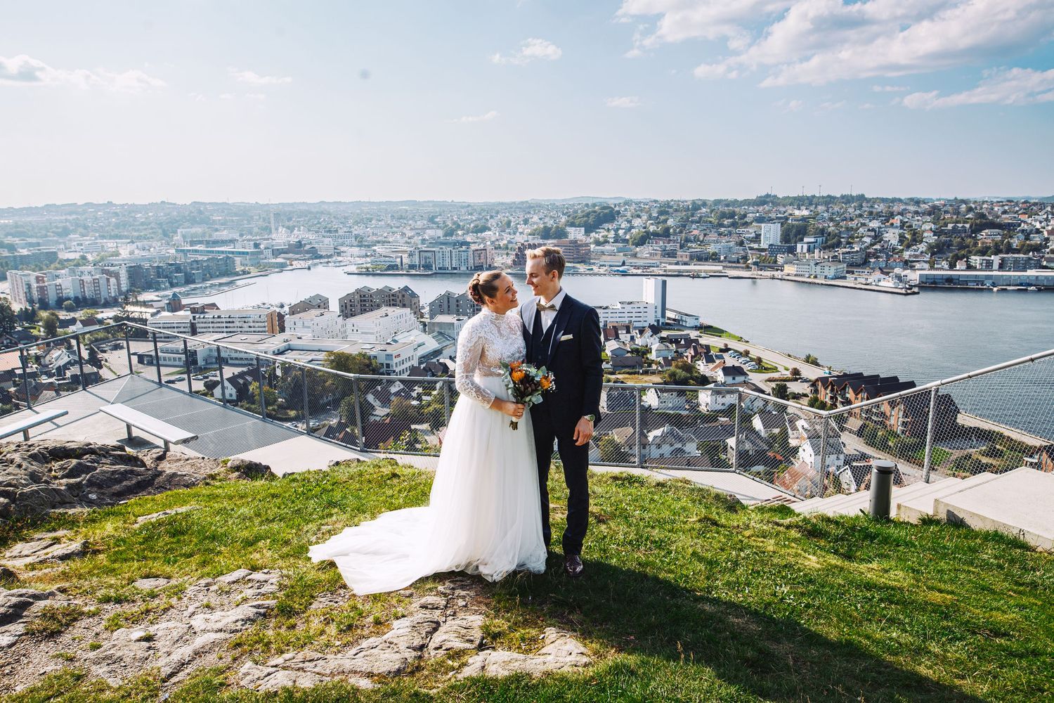 Brudepar fotografert av Sollien Media i nydelige omgivelser.