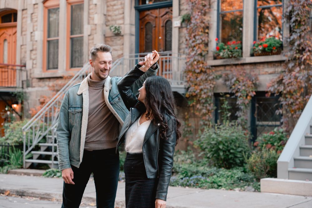 Séance photo de couple au Square Saint-Louis à Montréal