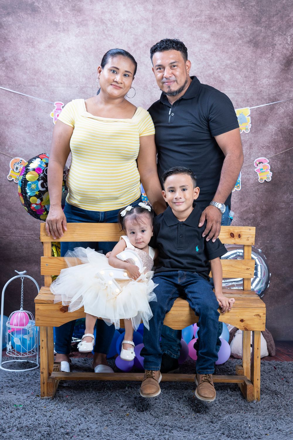 Foto de estudio de familia y cumpleaños de hijos