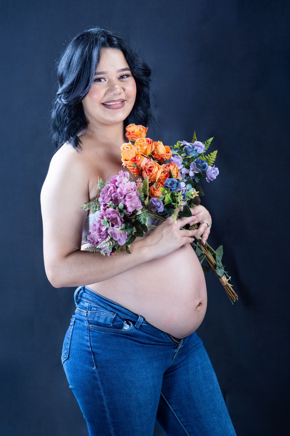 Sesion de foto en estudio de mujer embarazada.