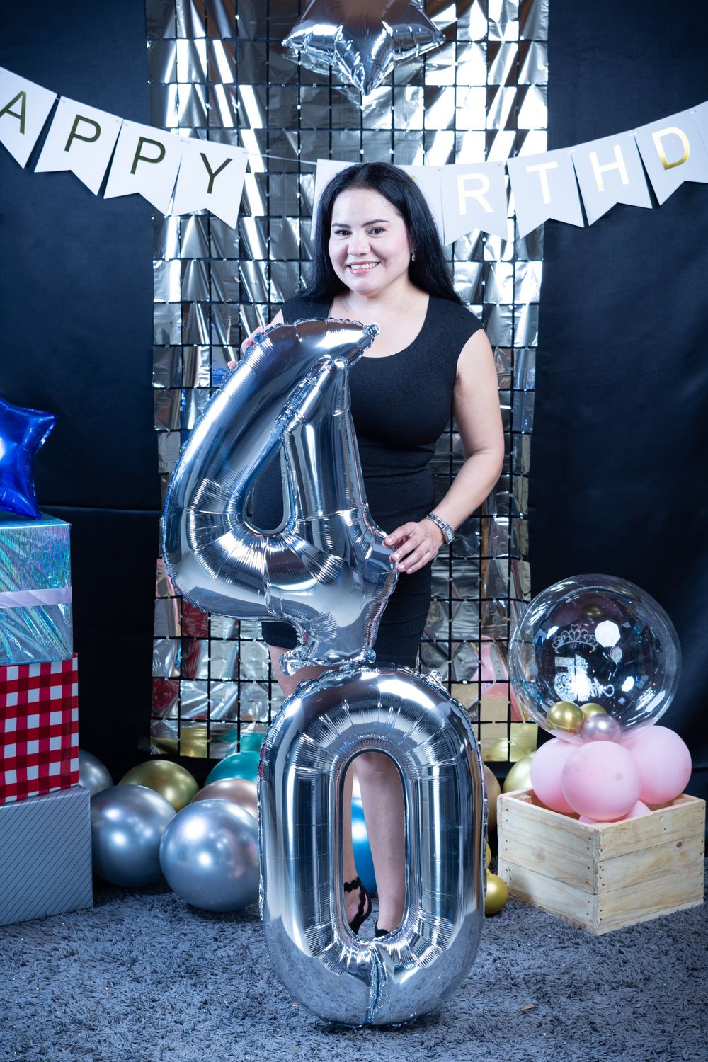 Fotos de cumpleaños en estudio con globos.