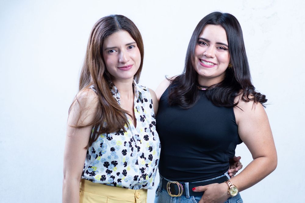 Sesión de fotos amigas en el estudio de fotografía.