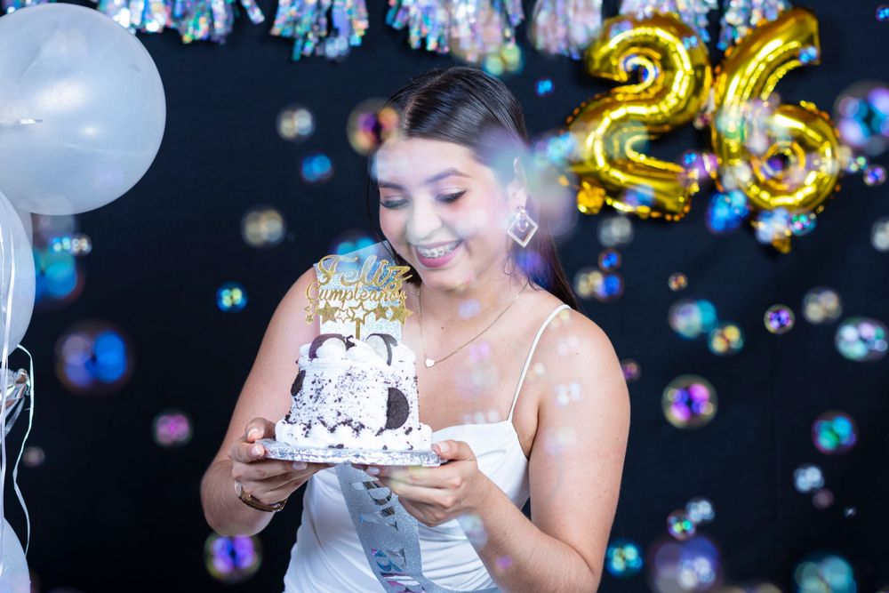 Sesión de fotos de cumpleaños en el estudio fotográfico.