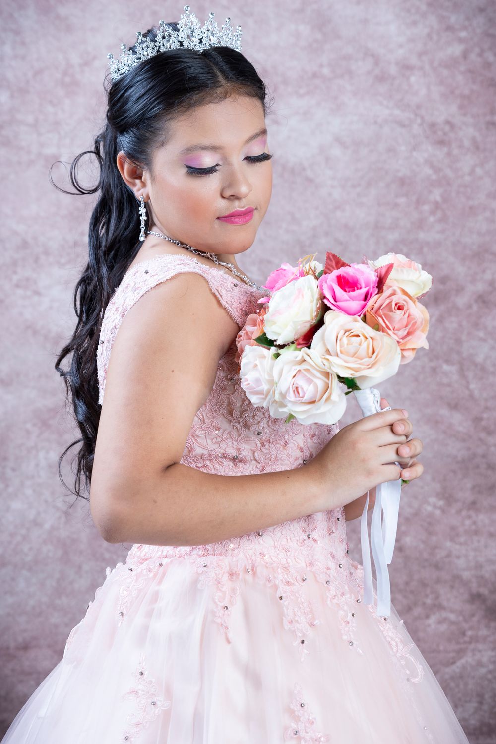 Foto de quinceañera. Retrato con  vestido de quince años.