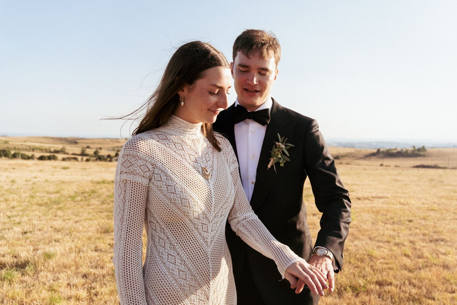 Photographes et vidéastes documentaire mariage entre Nîmes et Montpellier, session couple entre l'Hérault et le Gard, l'Aveyron et la Drôme.