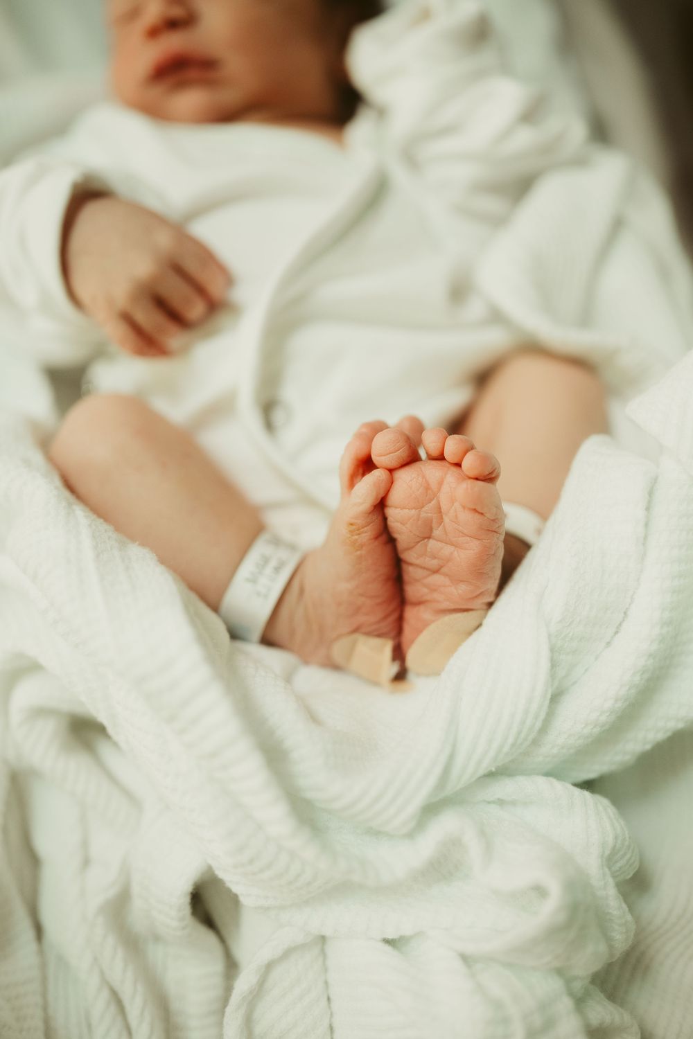 Fresh 48 session by Dayton, Ohio based newborn photographer Disney Magic Photography, serving Beavercreek, Bellbrook, Kettering and more.