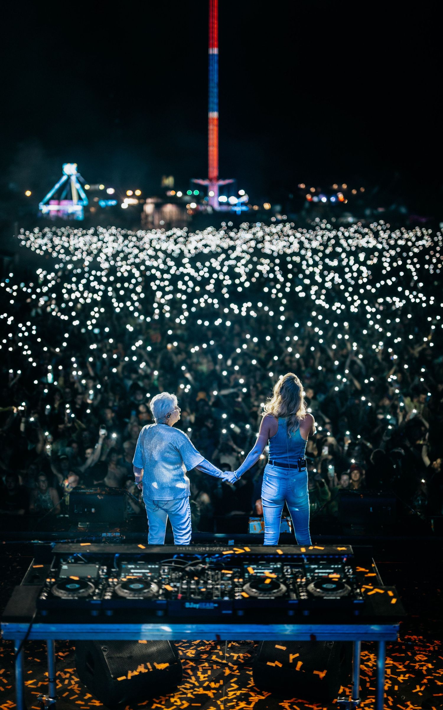 Orgel Joke is de headliner voor de zaterdag van de Zwarte Cross 2025. 40.000 toeschouwers brengen sfeer met hun telefoonlampjes.