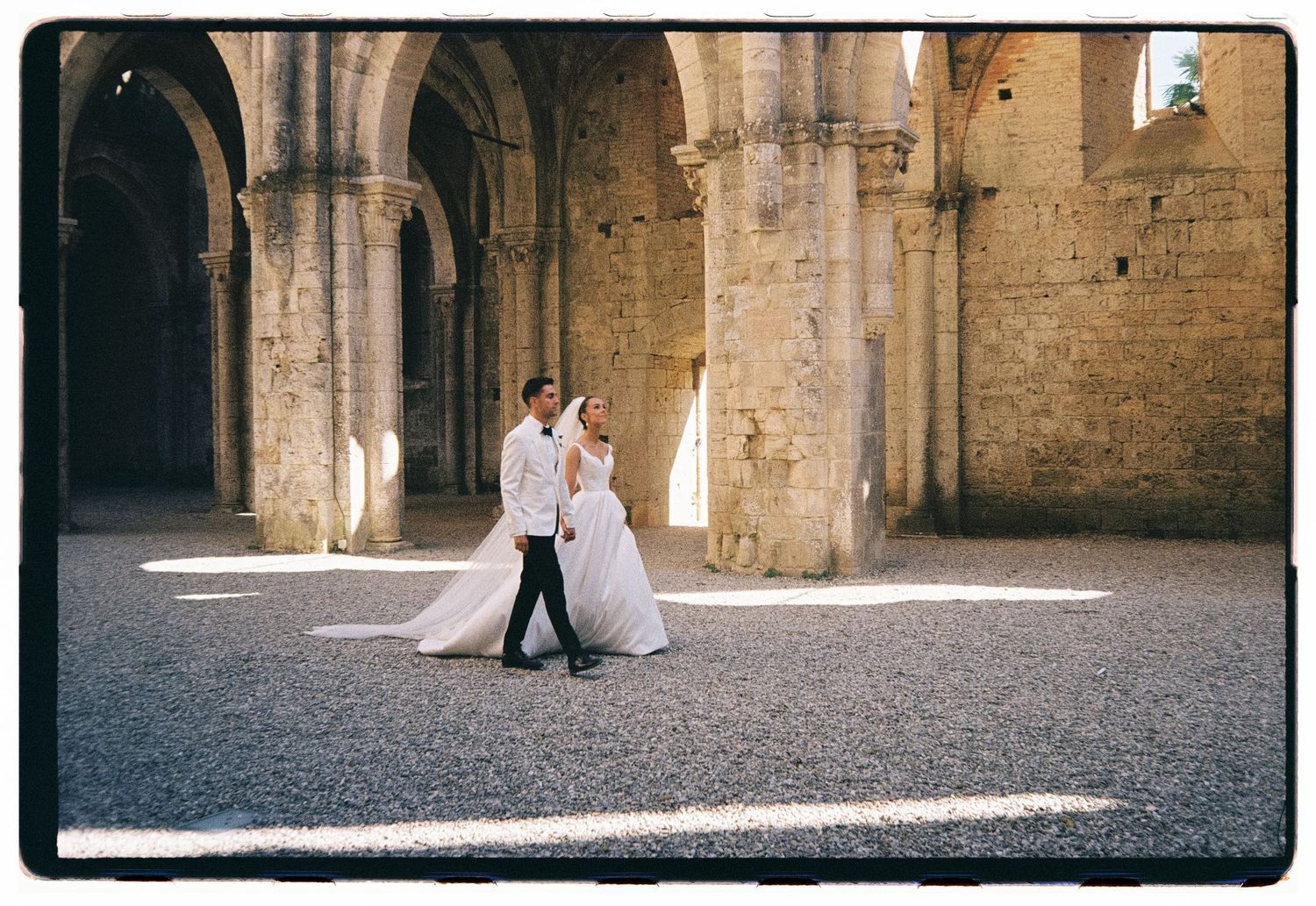 Charming al fresco dinner wedding in Rome: A delightful outdoor setting showcasing a romantic dinner under the stars