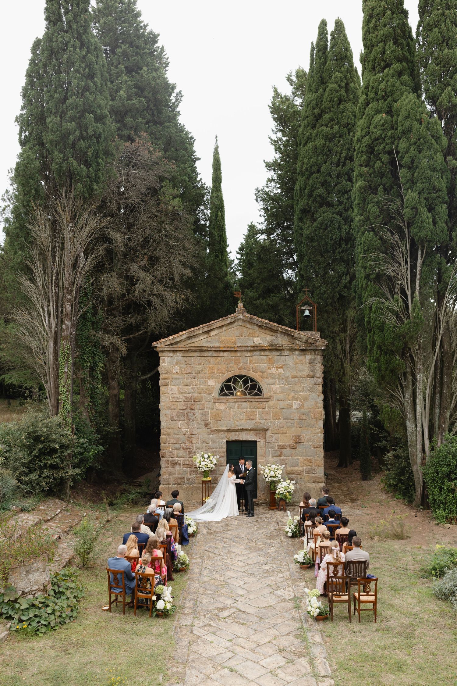 Charming al fresco dinner wedding in Rome: A delightful outdoor setting showcasing a romantic dinner under the stars