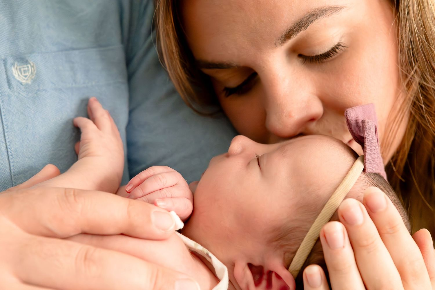 mother snuggling baby in indoor family.lifestyle photoshoot in Cherokee, NC