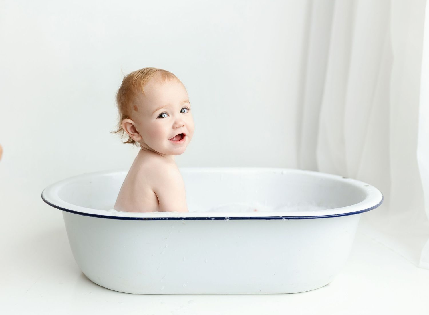 A 6-month milestone session with a little boy in a bath tub. Greenville SC milestone Photographer, Easley, SC newborn photographer