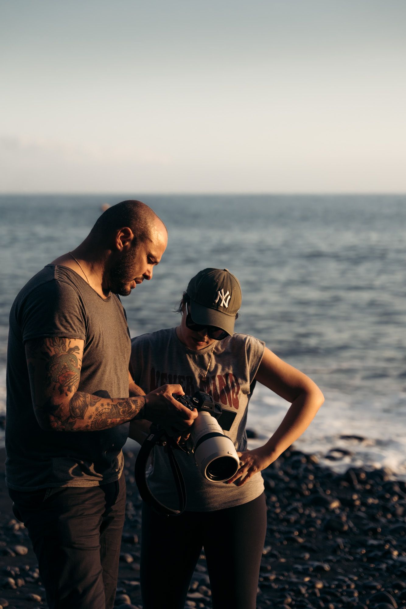 Deux photographes qui discutent d'une photo sur une plage de Madère