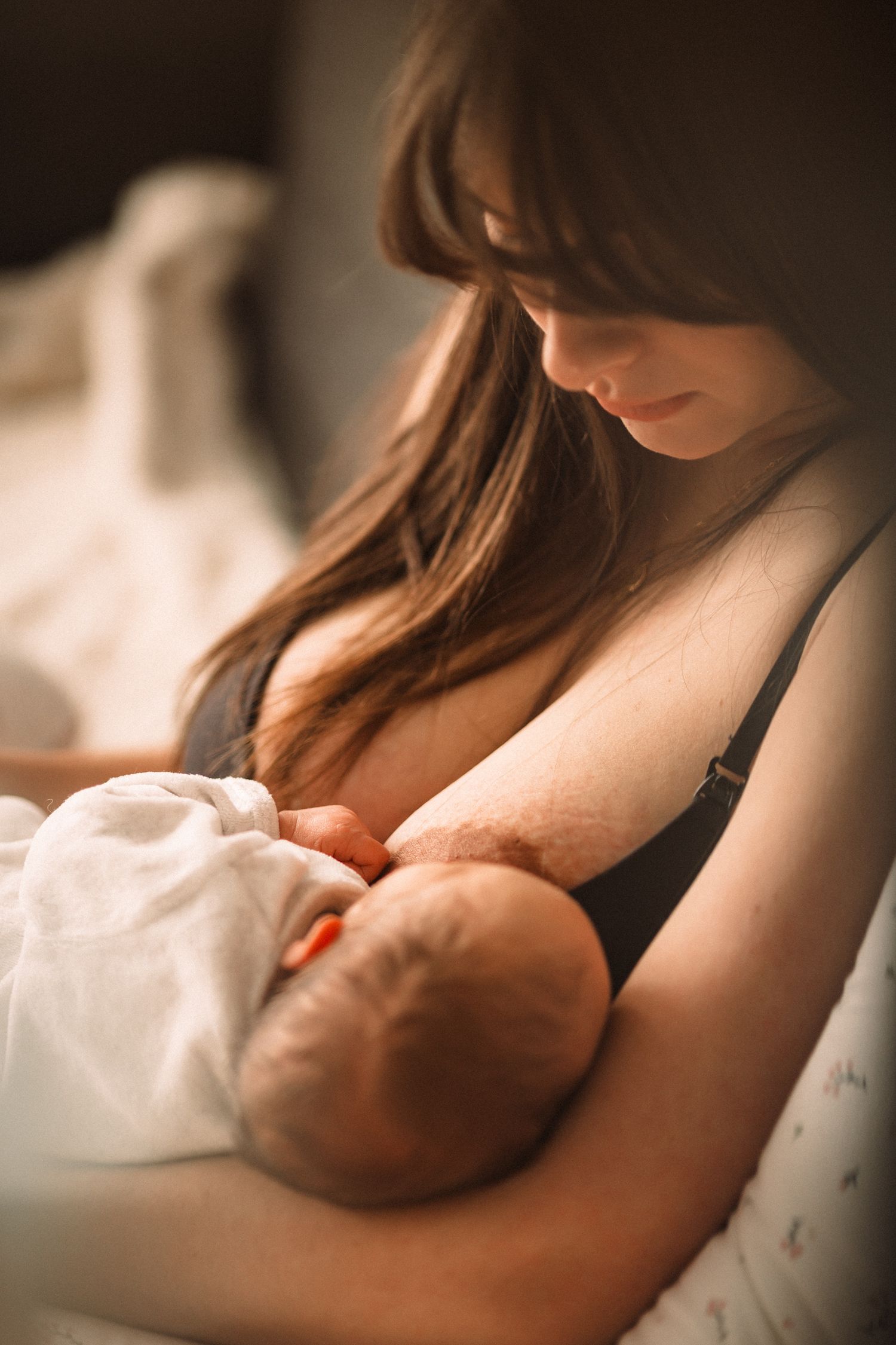 Premier instant de tendresse entre une mère et son nouveau-né, à L'Isle-sur-la-Sorgue.