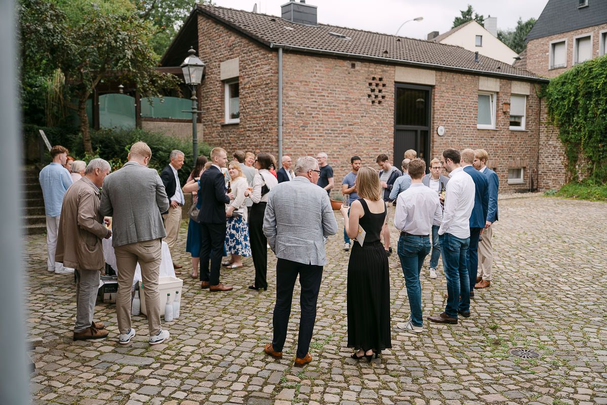 Sektempfang im Innenhof der Welschen Mühle Aachen nach einer standesamtlichen Trauung.