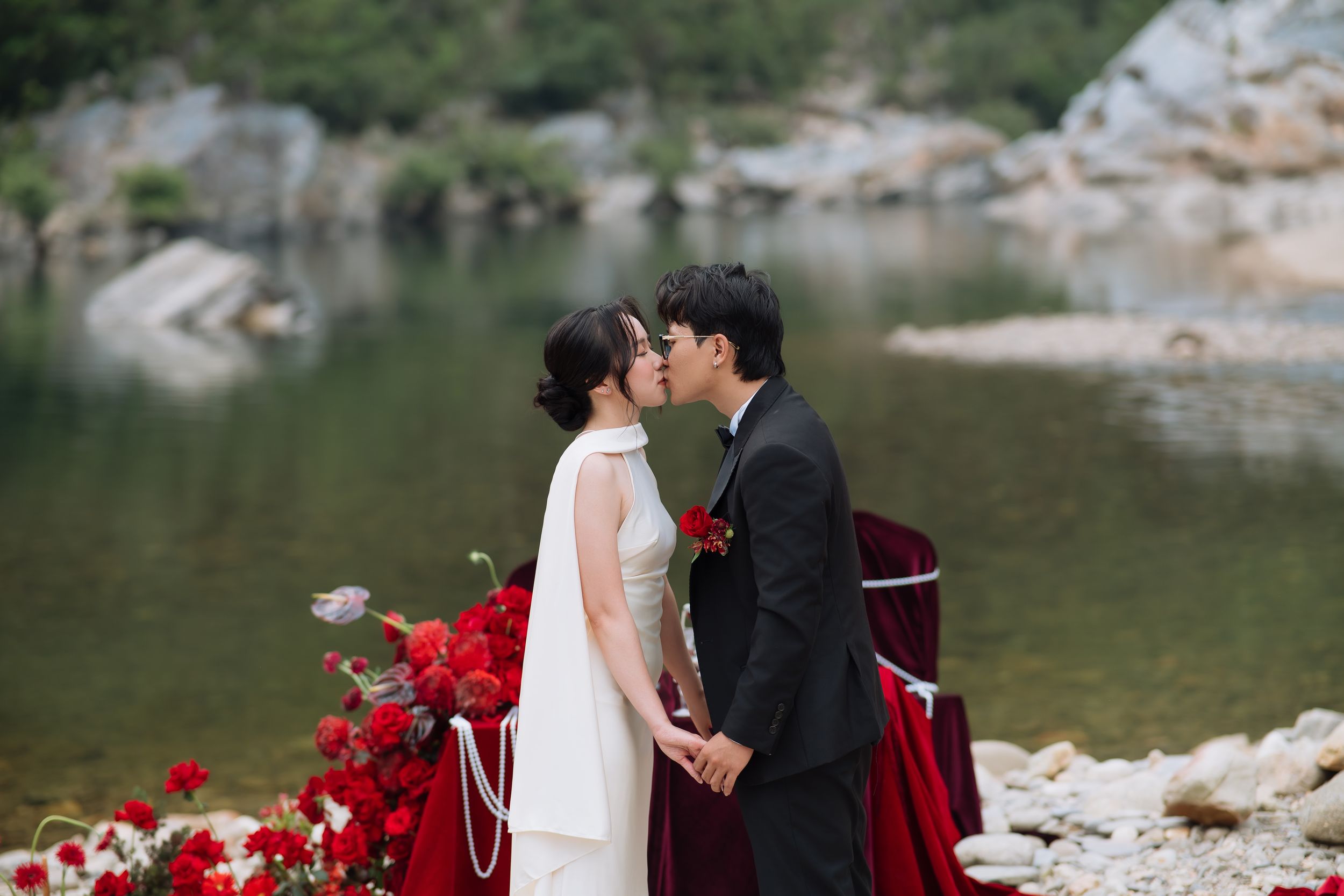 wedding photos, decoration, elopement, kiss