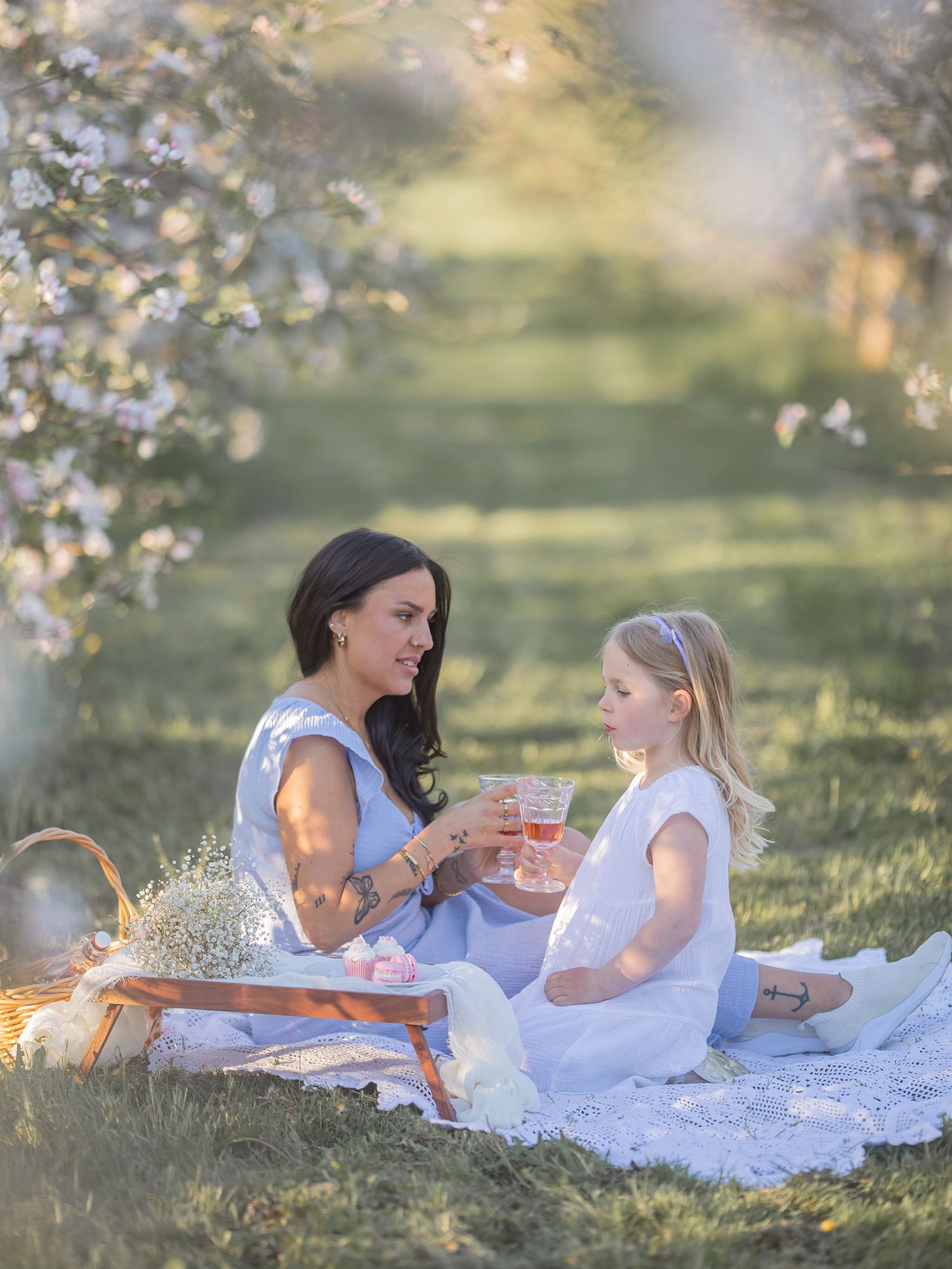 Mamma och barn har picknick bland blommande träd, familjefotografering i västerås, Memoriesbym