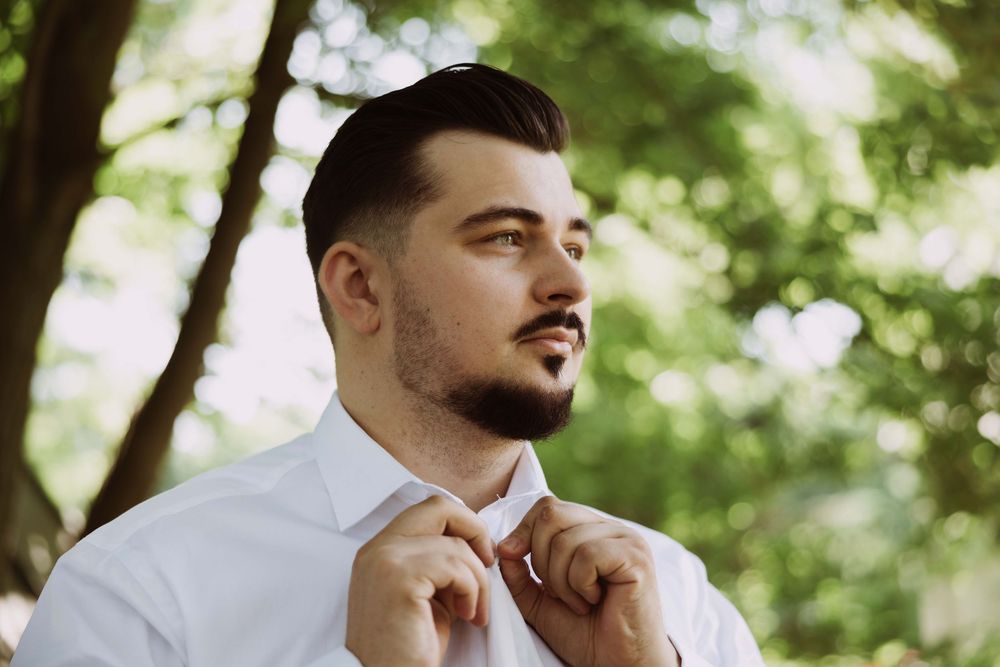 Poranek ślubny na świeżym powietrzu, dworek i stodoła w tle