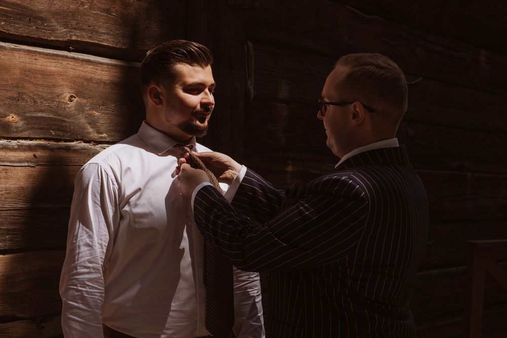 Przygotowania Pary Młodej przy stodole, rustykalna elegancja