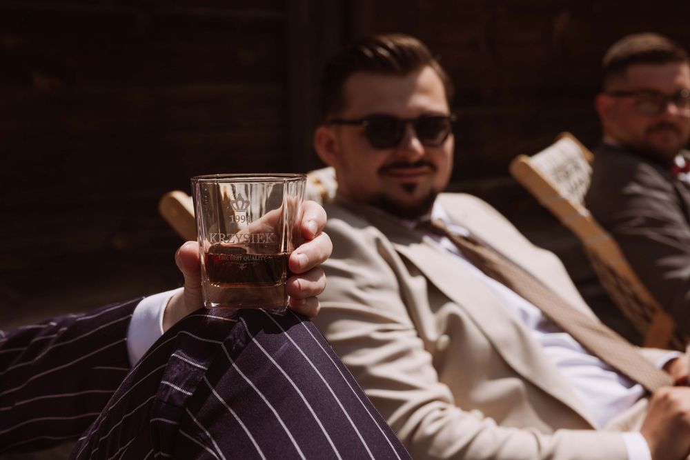 Poranne przygotowania ślubne przed stodołą, spokojna narracja