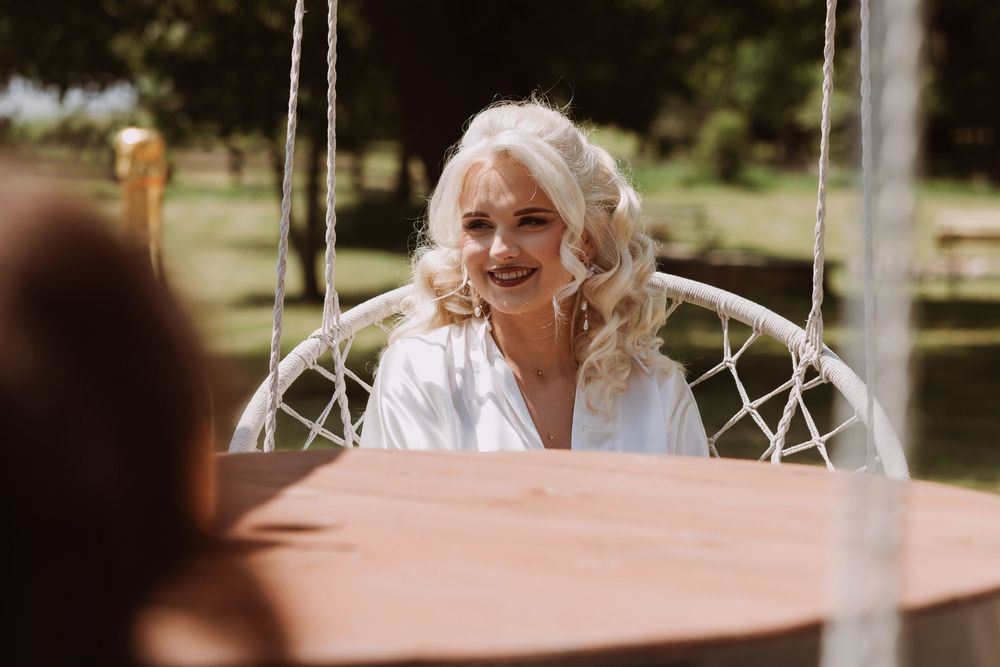 Przygotowania Panny Młodej w plenerze, dworek jako eleganckie tło