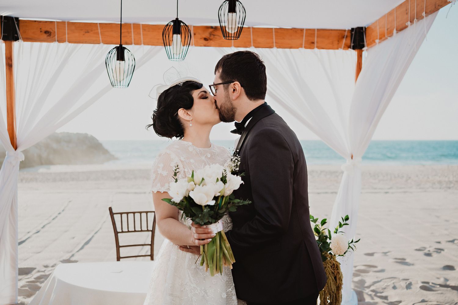 Boda, pareja besándose frente al mar en Mazatlán.