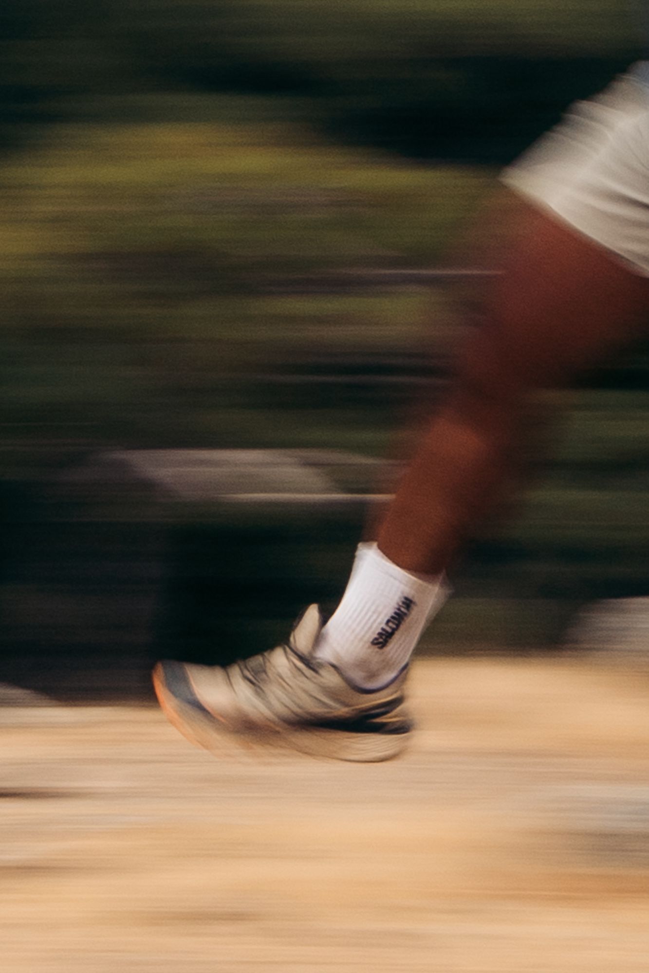 chaussure de running salomn avec effet de flou