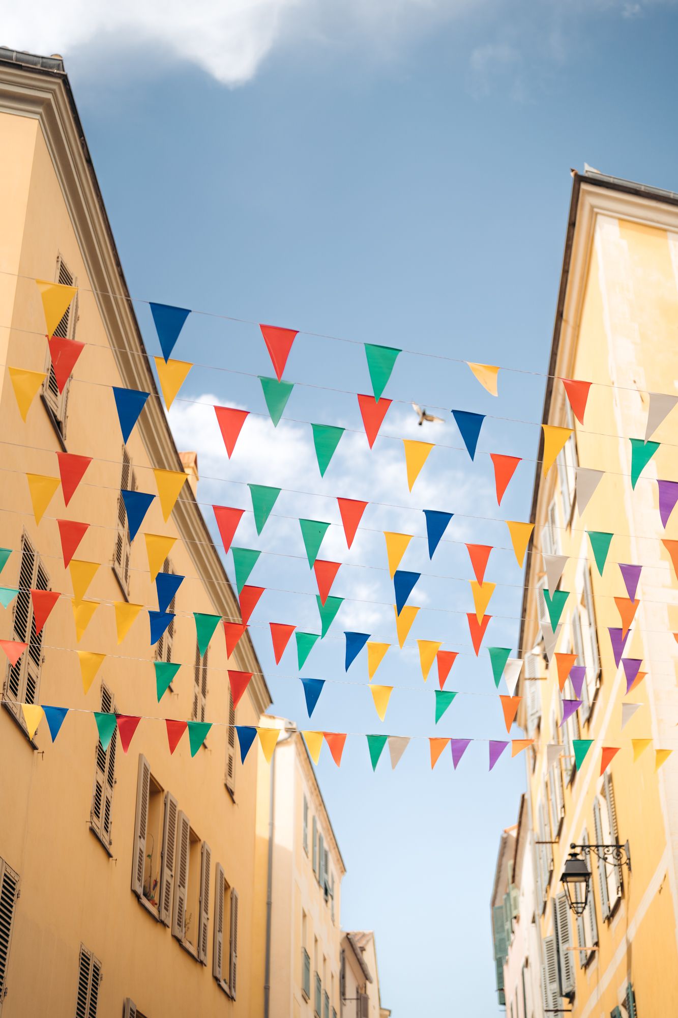 drapeau dans une ruelle d'ajaccio en corse du sud