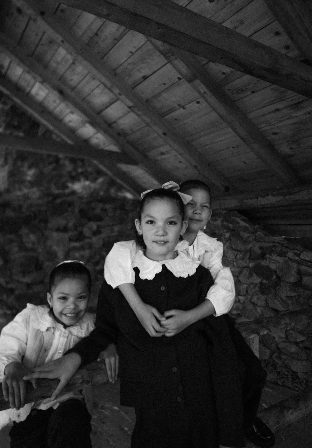 3 girls under a wooden cabin in the woods(B&W), Zagreb family photo session