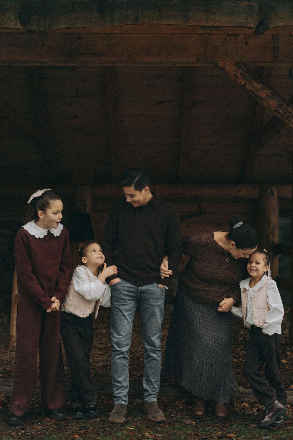 Family portrait of 5 with pregnant mum, candid family photography Sljeme