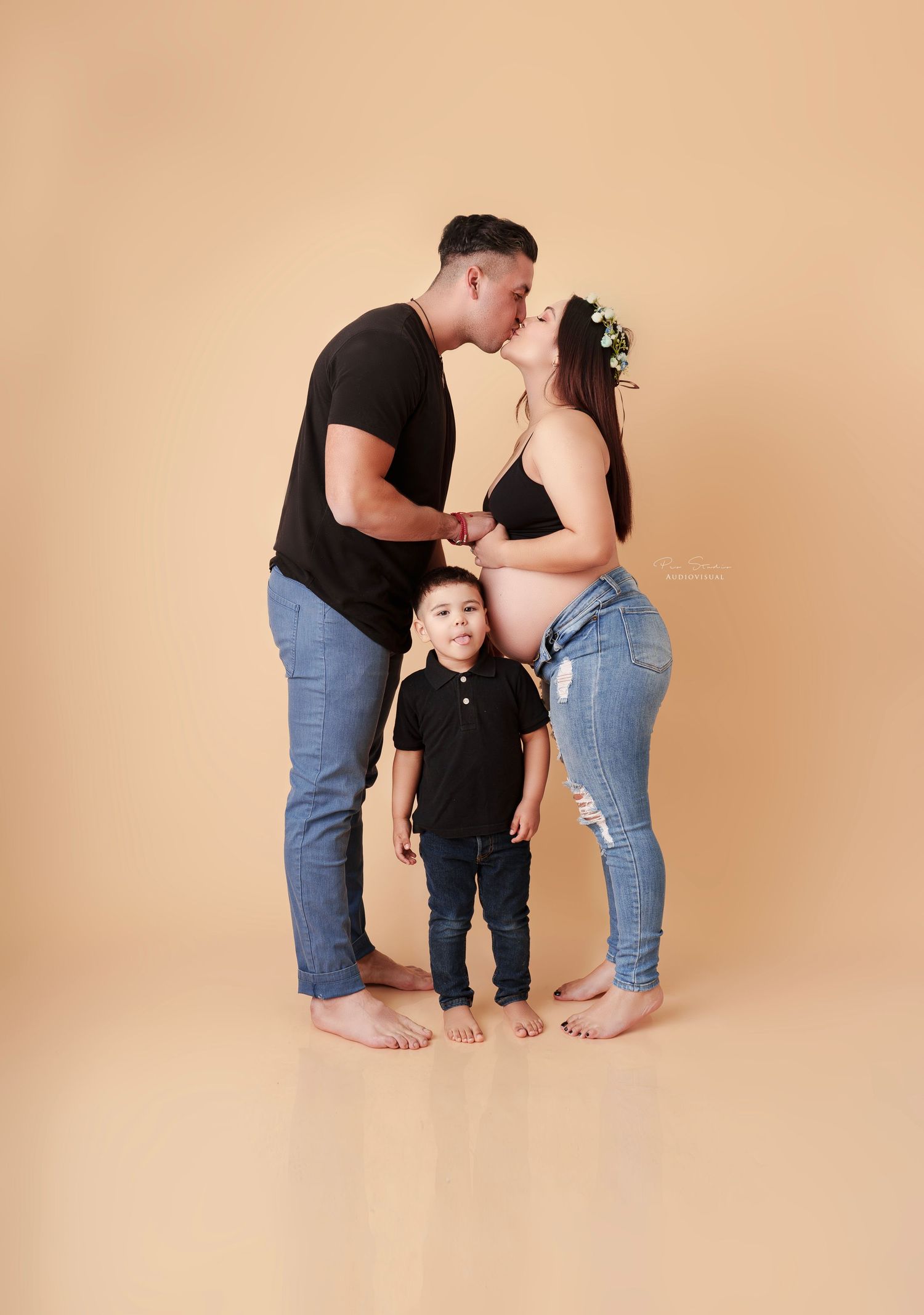 maternity photoshoot studio brown backdrop sesion de maternidad con esposo hijo