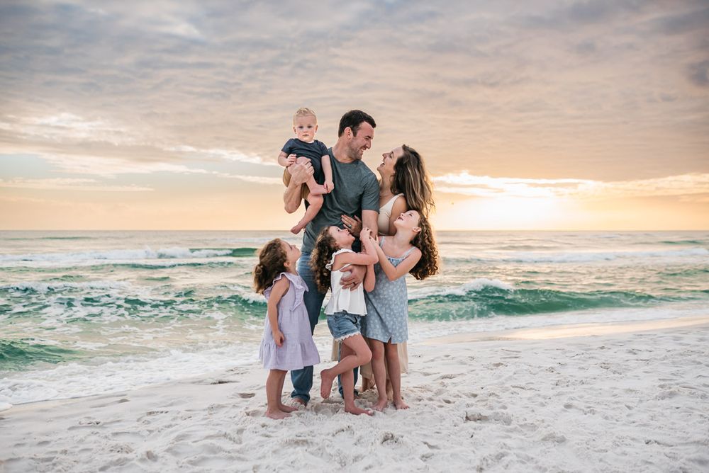 Affordable Photography specials near 30A, Henderson Beach, Destin Florida. Large family photographer captures beautiful family portraits.